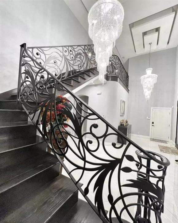 Tại khu vực cầu thang, ca sĩ Lệ Quyên trang trí 2 chiếc đèn chùm cỡ lớn, sáng lung linh.