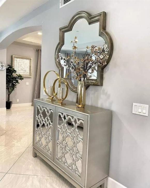 Nội thất trong biệt thự của Lệ Quyên đều là hàng cao cấp.