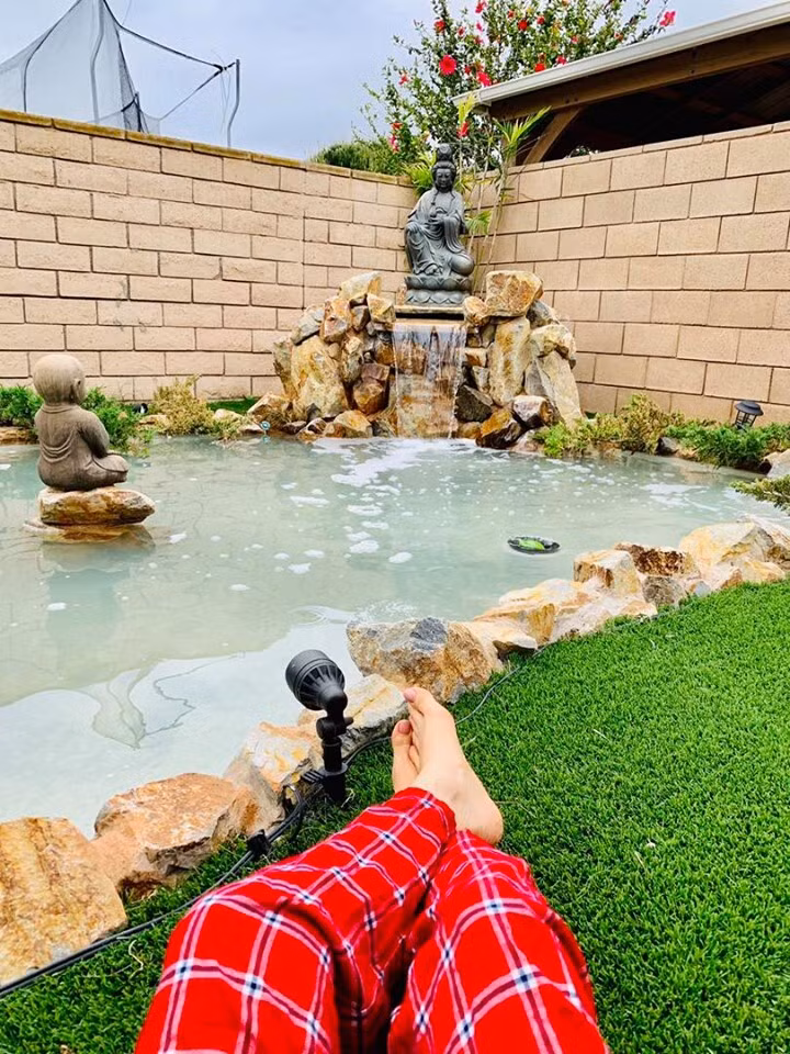 Nữ ca sĩ còn dành một góc vườn để thiết kế hòn non bộ.