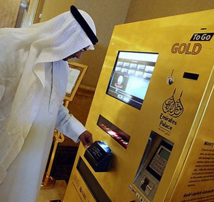 Không chỉ bán như rau ngoài chợ, Dubai còn có cả cây ATM để… người dân rút vàng cho tiện. Ảnh: Getty