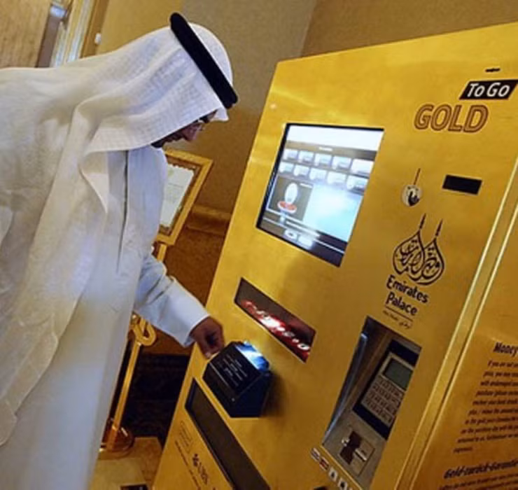 Không chỉ bán như rau ngoài chợ, Dubai còn có cả cây ATM để… người dân rút vàng cho tiện. Ảnh: Getty