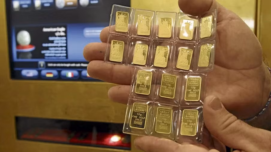 Cây ATM nhả vàng thực tế là máy bán hàng tự động. Vàng thỏi có trọng lượng từ 1-250 gram là mặt hàng buôn bán ở đây. Ảnh: VYC