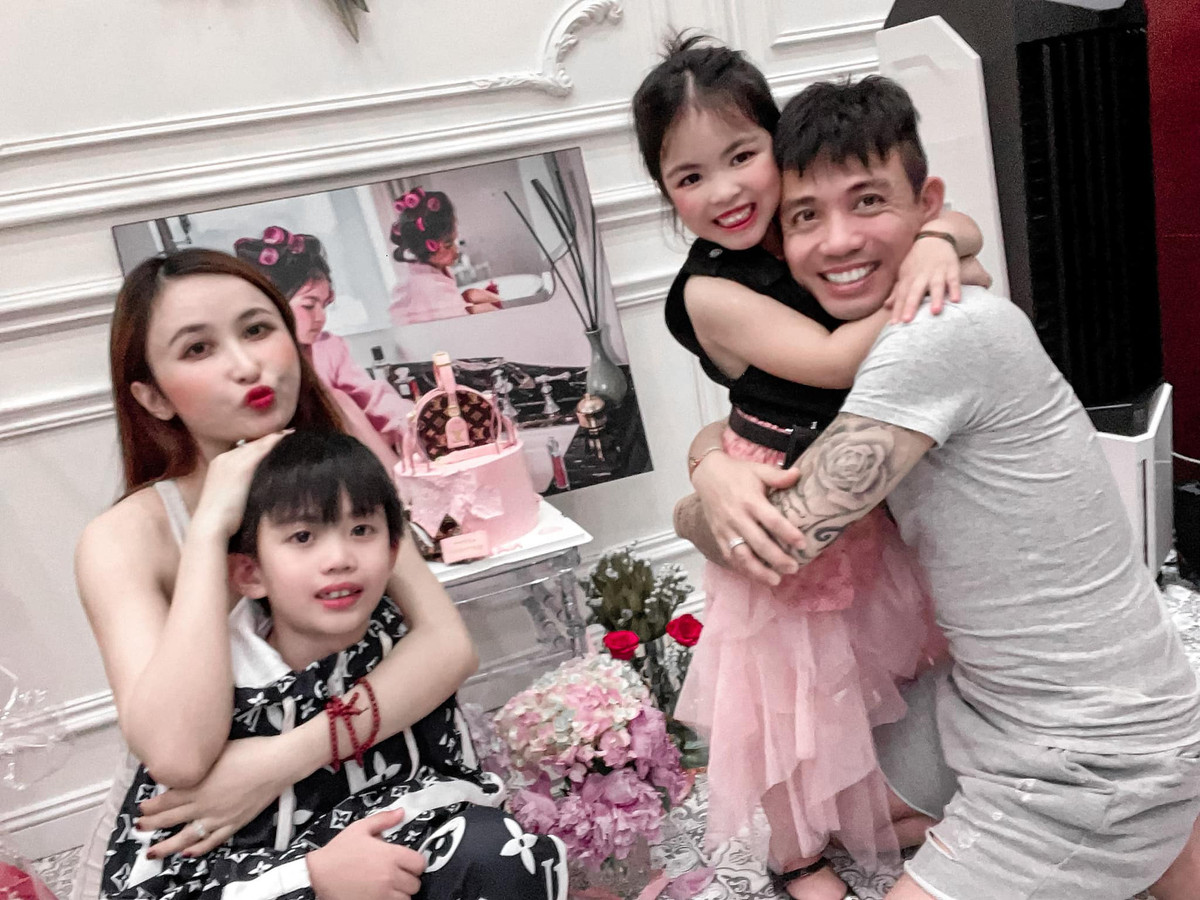 Với vợ 2 Mina Phạm, Minh Nhựa còn có 2 người con, 1 trai, 1 gái . Ảnh: FBNV