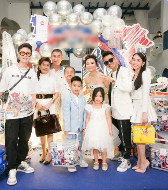 Đại gia Minh Nhựa thường tặng con gái và cháu ngoại nhiều món quà đắt tiền, như một cách để bộc lộ tình cảm của mình với người thân. Ảnh: FBNV