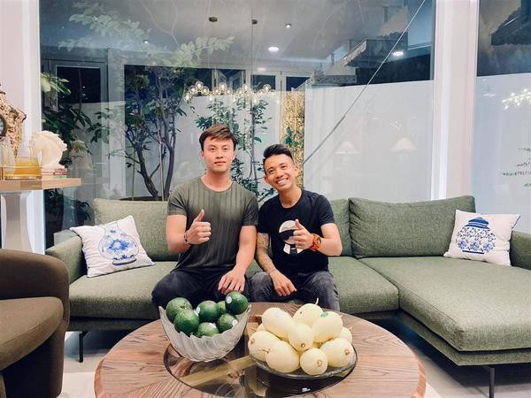 Trong 1 bài phỏng vấn trước đây, Minh Nhựa cho hay người bạn thân Shark Khoa vẫn thường “cà khịa” anh vì được làm ông ngoại khi còn rất trẻ. Shark Khoa dí dỏm hỏi “Ông ngoại hôm nay đi đâu vậy?”. Ảnh: Nhịp Sống Việt