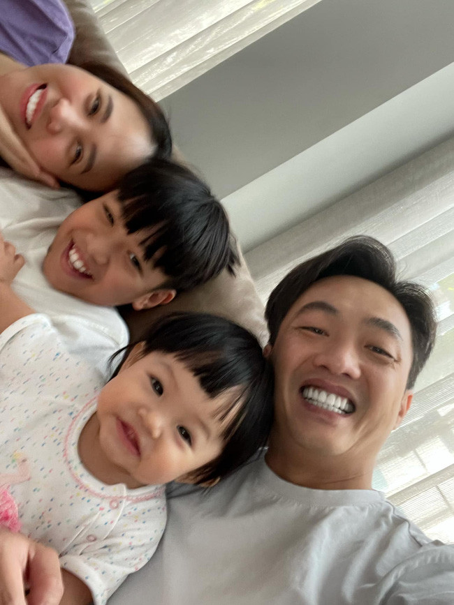 Cường Đô La không ngần ngại tặng cho vợ những lời khen ngọt ngào, thường xuyên mua quà tặng vợ con, đưa 2 bé đi chơi và mua sắm. Ảnh: FBNV