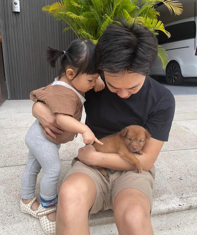 Dù rất bận độn với công việc song đại gia phố núi luôn cố gắng thu xếp thời gian để chăm sóc gia đình. Ảnh: FBNV