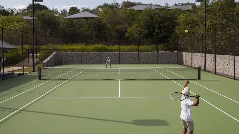 Đến Amanoi Resort, khách sẽ có cơ hội tham gia nhiều trải nghiệm như các hoạt động thể thao như lặn ngắm san hô, chèo thuyền kayak, lướt sóng, đi thuyền buồm catamaran, tennis...Ảnh: Ivivu