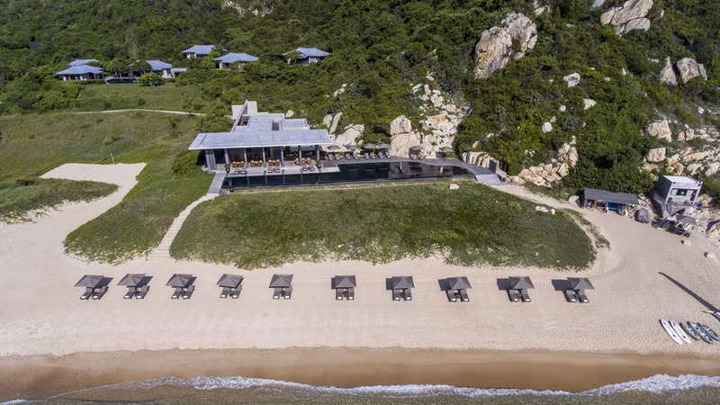 Đặc biệt, Amanoi Resort còn có dạng phòng Bay View Villa (Villa hướng vịnh) với diện tích lên tới 1.000 m2 và view nhìn ra cả núi lẫn biển. Ảnh: Ivivu