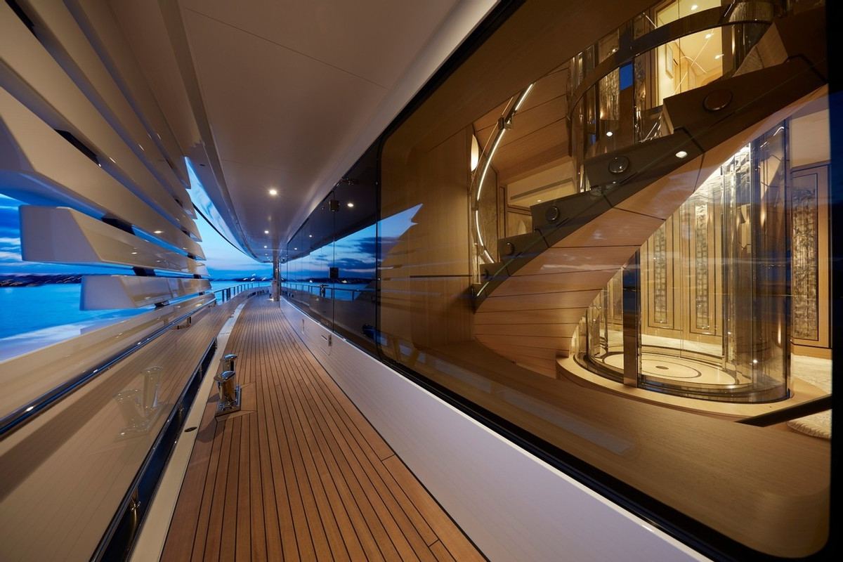 Câu lạc bộ bãi biển rộng có thể biến thành sàn nhảy.