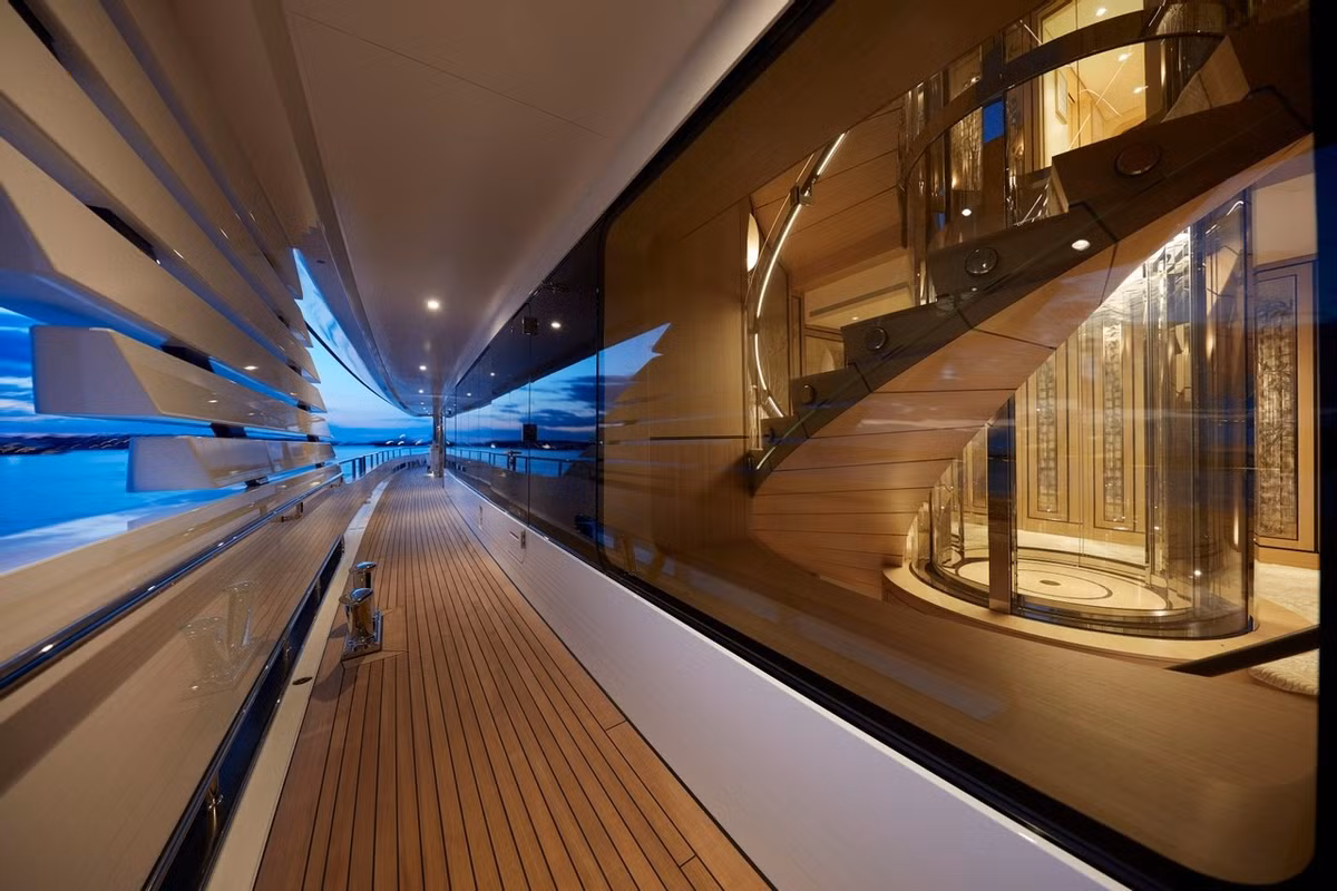 Câu lạc bộ bãi biển rộng có thể biến thành sàn nhảy.