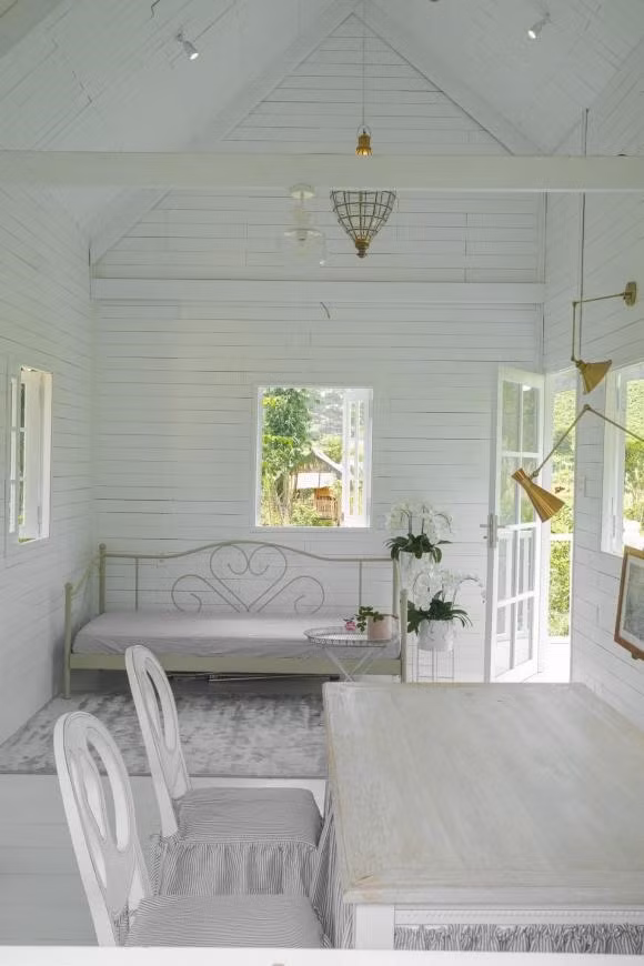 Bên trong ngôi nhà là nội thất tối giản, đồng điệu với màu sắc của căn nhà.