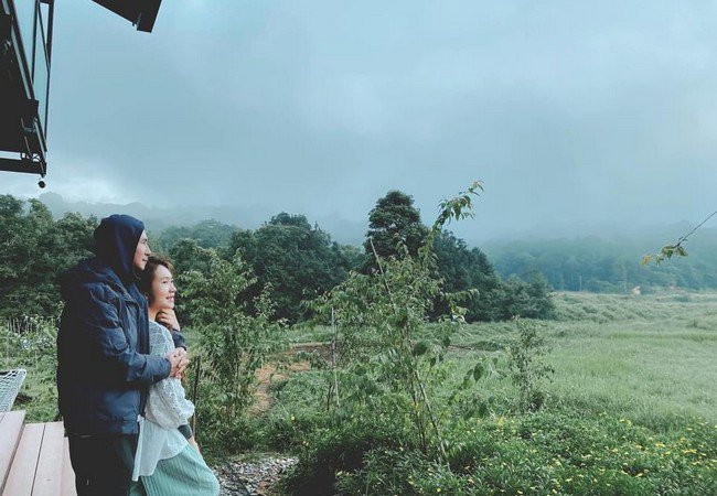 Nông trại của Lý Hải - Minh Hà nằm trên một quả đồi. Cặp đôi trồng rất nhiều hoa như dã quỳ, cẩm tú cầu...