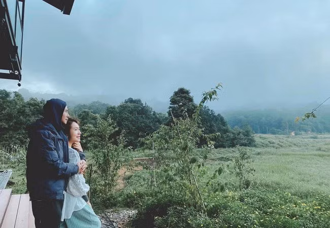 Nông trại của Lý Hải - Minh Hà nằm trên một quả đồi. Cặp đôi trồng rất nhiều hoa như dã quỳ, cẩm tú cầu...