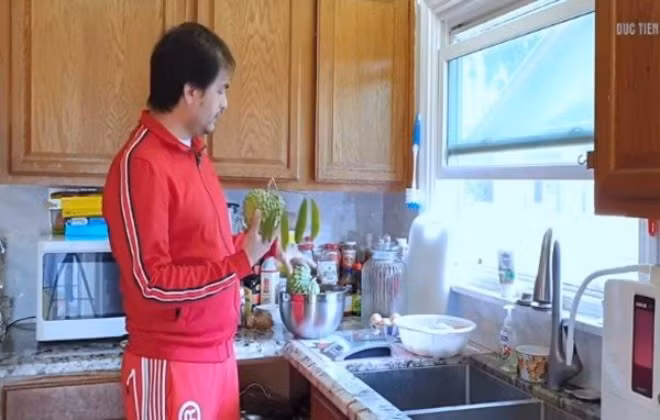 Khu bếp giản dị. Ảnh chụp màn hình