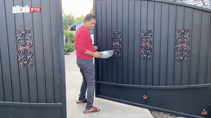 Lối vào bên trong căn nhà của Đức Tiến là chiếc cổng lớn. Ảnh chụp màn hình