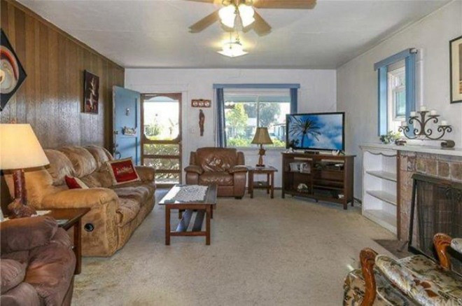 Phòng khách không quá rộng nhưng tiện nghi. Ảnh chụp màn hình