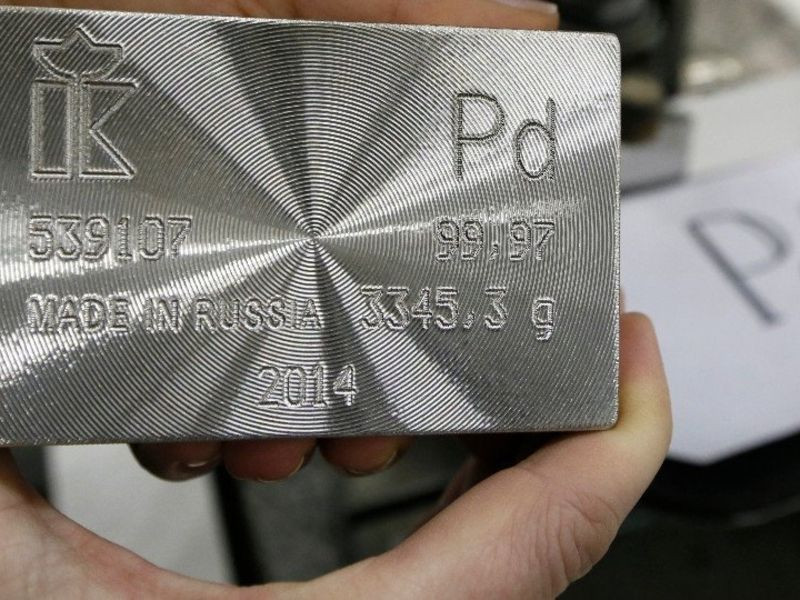 Palladium là kim loại đắt nhất trong số bốn kim loại chính - gồm vàng, bạc và bạch kim. Nó hiếm hơn bạch kim và được sử dụng với số lượng lớn hơn cho các bộ xử lý khí thải.