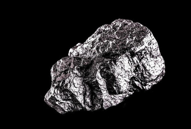 Sở dĩ Rhodium đắt gấp 6 lần vàng là vì độ quý hiếm của nó. Sản lượng Rhodi hàng năm chỉ vào khoảng 30 tấn - khi so sánh với vàng, các thợ khai thác vàng hàng năm đào được từ 2.500 đến 3.000 tấn.