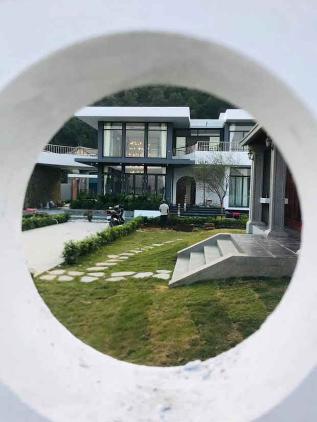 Đặc biệt, biệt thự này nằm ở vị trí rất đắc địa với phần lưng tựa núi, mặt hướng biển.