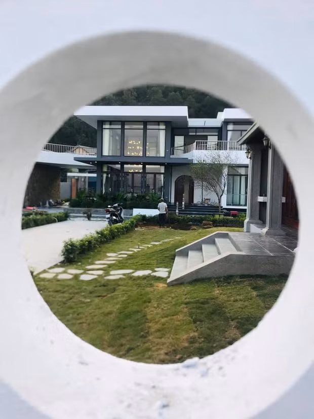 Đặc biệt, biệt thự này nằm ở vị trí rất đắc địa với phần lưng tựa núi, mặt hướng biển.