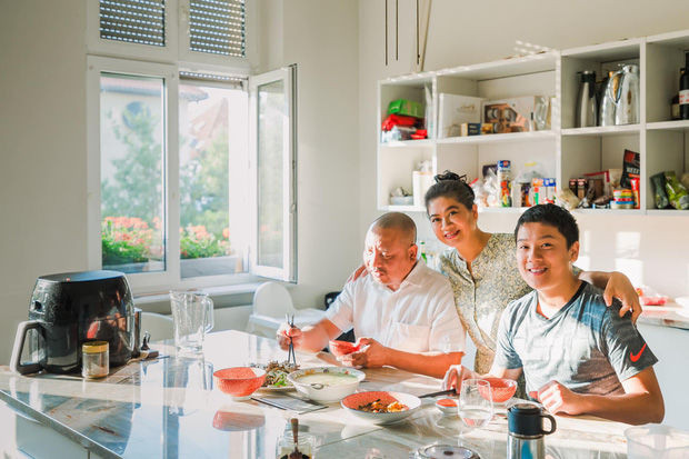 Bên trong căn nhà với tông màu trắng làm chủ đạo, nội thất vô cùng hiện đại và tiện nghi.