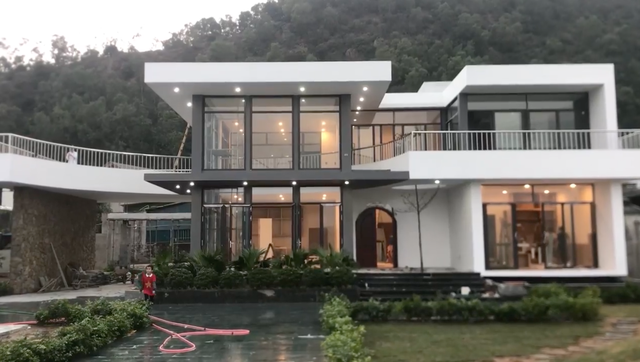 Trong khi đó, Shark Dũng sở hữu căn biệt thự bề thế, vô cùng rộng rãi.