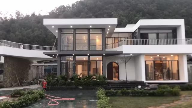 Trong khi đó, Shark Dũng sở hữu căn biệt thự bề thế, vô cùng rộng rãi.