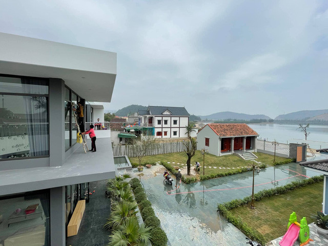 Căn biệt thự 2 tầng của Shark Dũng bao gồm rất nhiều không gian khác nhau, có khoảng sân và ban công thoáng mát.