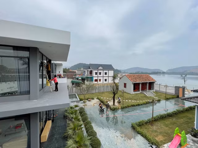 Căn biệt thự 2 tầng của Shark Dũng bao gồm rất nhiều không gian khác nhau, có khoảng sân và ban công thoáng mát.