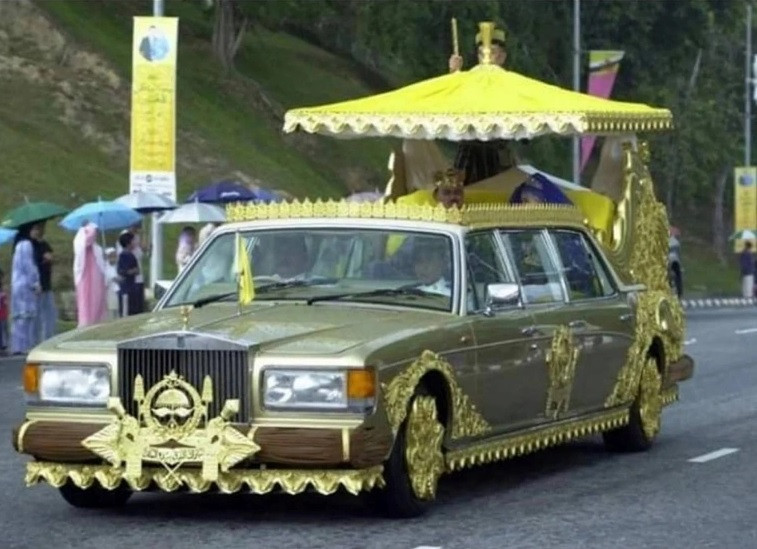 Nối bật nhất là chiếc Rolls-Royce bọc vàng tới cả phần bánh xe. Ảnh: SCMP