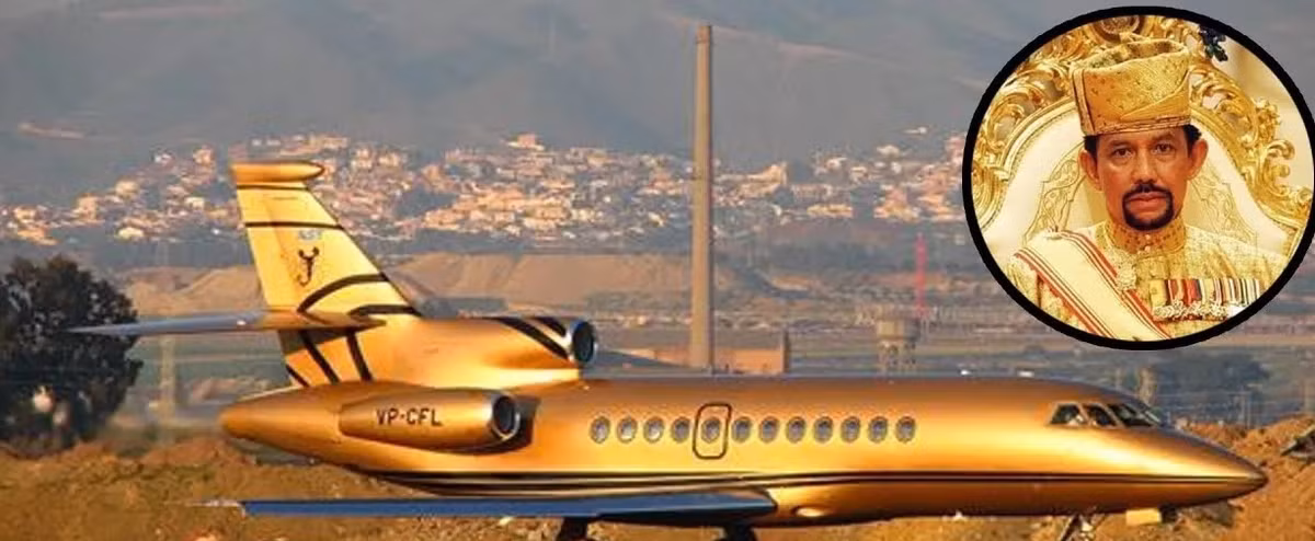 Đặc biệt, chiếc Boeing 747-400 mạ vàng và sang trọng tới mức nó được truyền thông thế giới gọi là "Cung điện bay". Ảnh: Trending