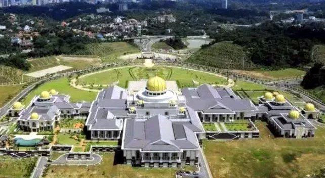 Nơi Quốc vương Hassanal Bolkiah sinh sống là cung điện Istana Nurul Iman. Đây được coi là hình ảnh thu nhỏ của sự xa hoa với hơn 1.700 phòng, 257 phòng tắm và 5 hồ bơi. Ảnh: Getty