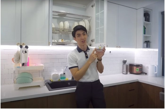 Phòng bếp hiện đại với tông trắng chủ đạo. Ảnh: YouTube Phương Nga Bùi Officia