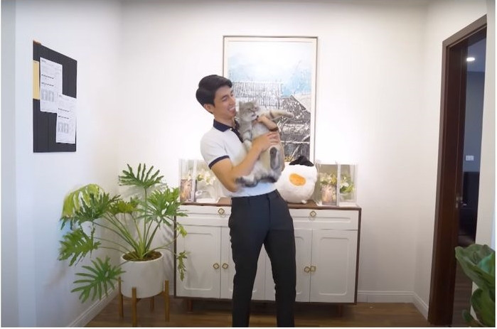 Không chỉ khu vực ban công, Bình An còn đặt thêm nhiều chậu cây anh trong nhà. Ảnh: YouTube Phương Nga Bùi Official