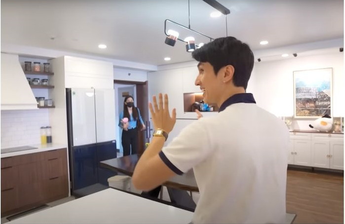 Căn hộ của Bình An - Phương Nga phủ màu trắng sang trọng cùng nội thất hiện đại.