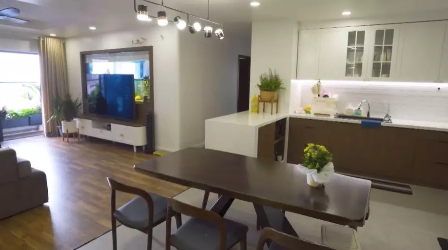 Không gian sống mới phù hợp với nhu cầu sinh hoạt của cặp vợ chồng son, có nơi giải trí, trưng bày những kỷ vật in dấu thành tích học tập và hoạt động nghệ thuật của cả hai. Ảnh: YouTube Phương Nga Bùi Official