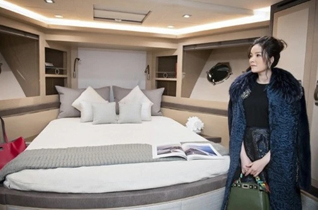 Du thuyền có tông màu trắng, được trang trí nội thất sang trọng như một khách sạn thu nhỏ, với trị giá khoảng 100 tỷ đồng. Ảnh: Internet