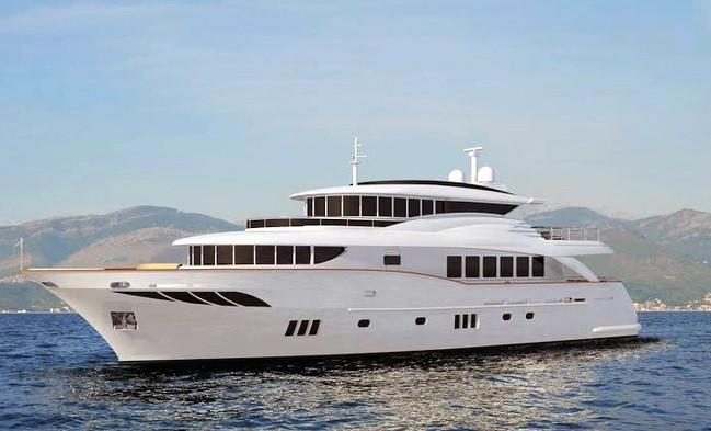 Vài năm trước, ông Nguyễn Minh Tuấn, Tổng giám đốc Công ty CP Kềm Nghĩa, đã gây xôn xao dư luận khi đặt mua từ Mỹ 3 du thuyền. Trong đó, 2 chiếc mà ông sở hữu có giá sau thuế khoảng 300.000 USD. Ảnh: Zing