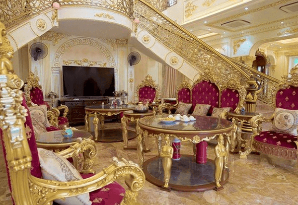 Căn biệt thự lấy ý tưởng từ thời kỳ Phục hưng vào thế kỷ 14 đến 17 ở châu Âu với số tiền hơn 100 tỷ đồng. Ảnh: Odditycentral