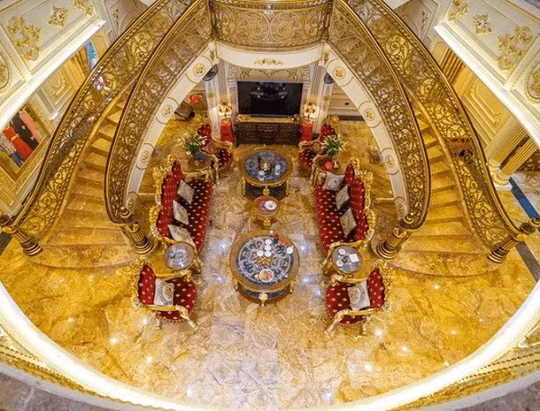 Nniều chi tiết bên trong căn biệt thự được mạ vàng công nghiệp, từ hành lang cầu thang, trần nhà hay những bộ bàn ghế...Ảnh: Odditycentral