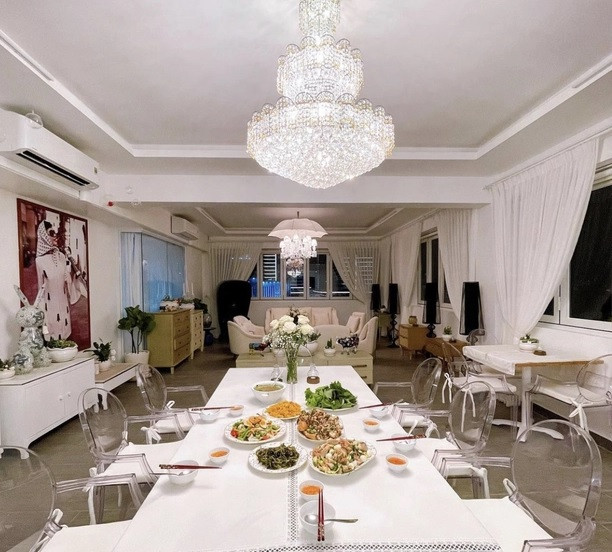 Khu vực bàn ăn và phòng khách nối liền nhau tạo cảm giác ấm cúng. Ảnh: FBNV