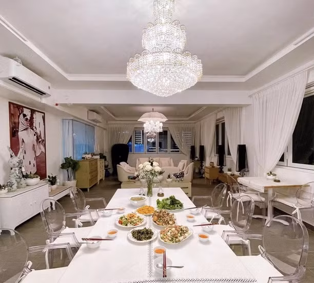 Khu vực bàn ăn và phòng khách nối liền nhau tạo cảm giác ấm cúng. Ảnh: FBNV