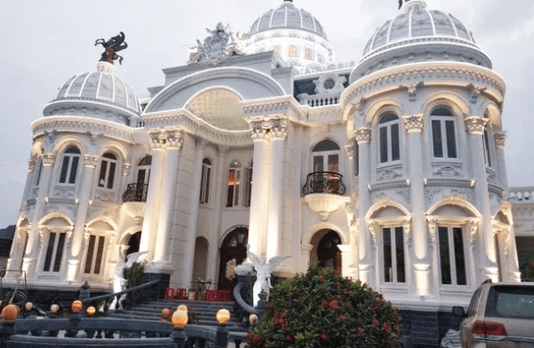 Toạ lạc tại huyện Yên Định (Thanh Hoá), dinh thự xây trên diện tích 1.100 m2 trong đó 560 m2 dành cho nơi ở. Phần còn lại bao gồm khu vực đậu xe có thể chứa đến 10 chiếc và một khuôn viên vườn rộng khoảng 200 m2. Ảnh Odditycentral