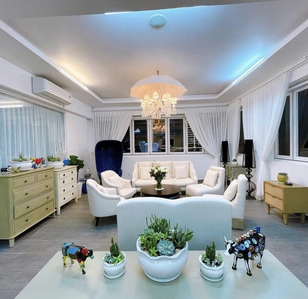 Phòng khách rộng rãi với màu trắng sang trọng. Ảnh: FBNV