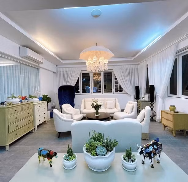 Phòng khách rộng rãi với màu trắng sang trọng. Ảnh: FBNV