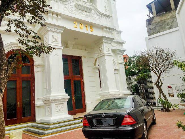 Phía trước toà nhà là khoảng sân rộng rãi, có thể để được nhiều ô tô. Ảnh: ĐSPL