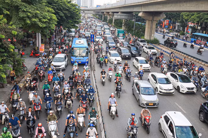 Thay gi tu viec phan lan giao thong tren duong Nguyen Trai?