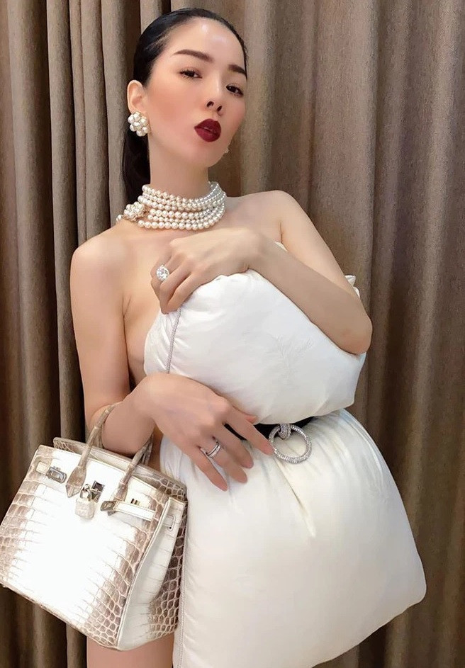 Ngoài bất động sản, Lệ Quyên cũng thu hút sự chú ý với loạt đồ hiệu, trang sức bạc tỷ. Nữ ca sĩ được người hâm mộ gọi là "nữ hoàng Hermes" khi nhìn qua cả tủ túi với giá từ vài trăm triệu đến cả tỷ đồng. Ảnh: FBNV