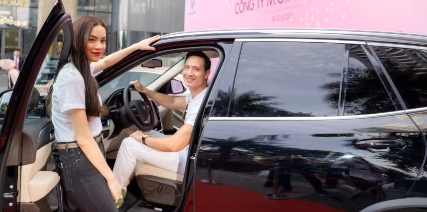 Hồ Ngọc Hà còn sở hữu nhiều xế hộp đắt đỏ và vài bộ sưu tập đồ hiệu như quần áo, túi xách, mắt kính....Ảnh: Lao động